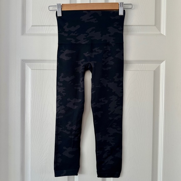 Spanx Look At Me Now Crop Seamless Leggings Black Camo - Picture 6 of 11
